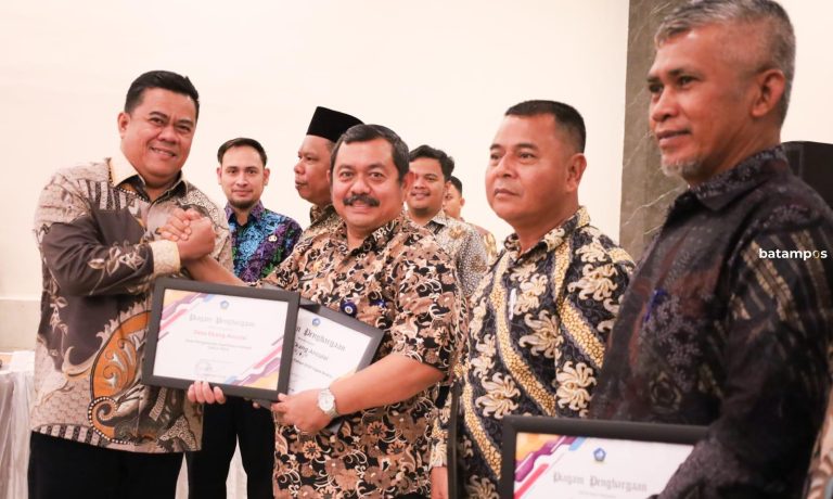 Pengesahan RKPD 2025 Tercepat, Tiga Kades di Bintan Dapat Penghargaan