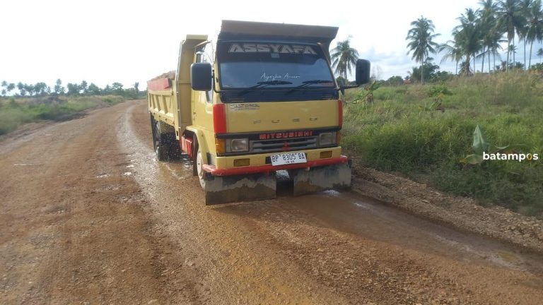 Warga Keluhkan Jalan Becek Akibat Truk Bawa Pasir Basah dari Tambang Pasir di Kawal