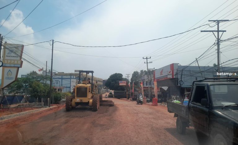 Warga Minta Pekerjaan  Jalan di Jalan Indunsuri, Tanjunguban Cepat Selesai, Kalau Hujan Becek, Kalau Panas Berdebu