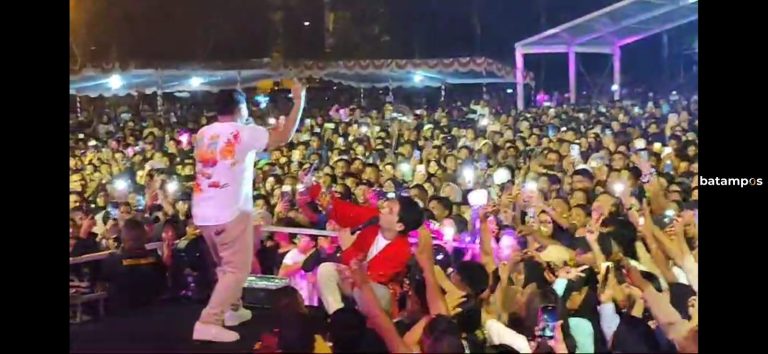 HUT Pertama RMB, Silet Open Up dan Ona Hetharua Tampil Memukau di Alun-alun Engku Putri