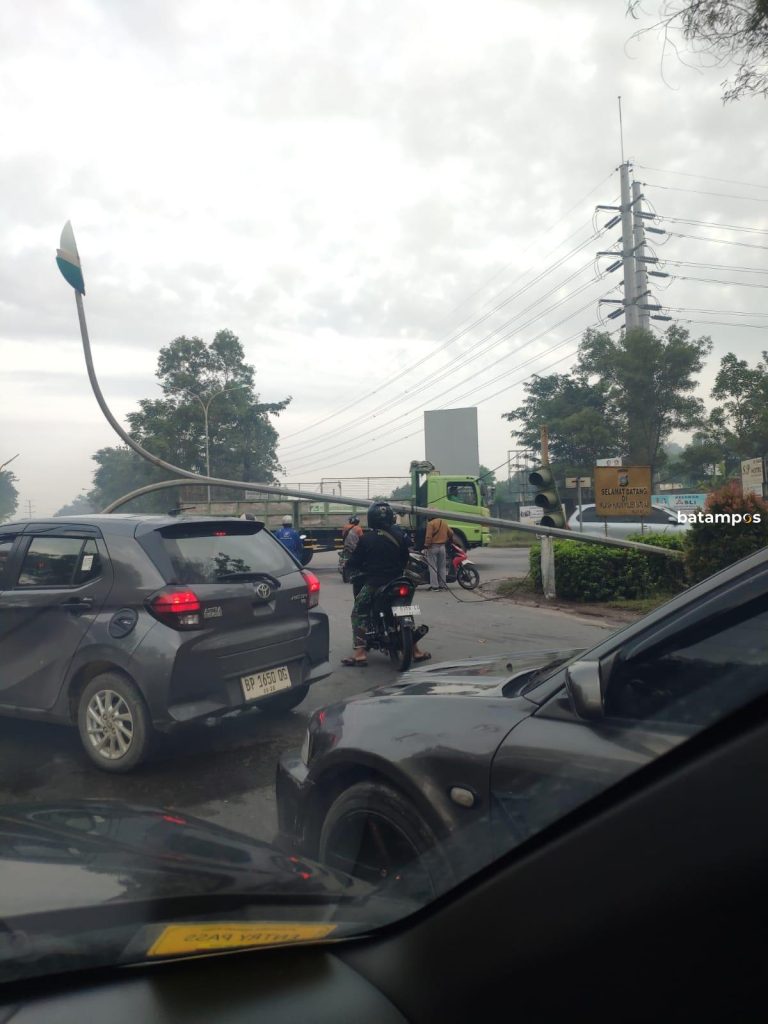 Tumbang Dihantam Angin, Lampu Jalan dan Traffic Light Tanjunguncang Rusak
