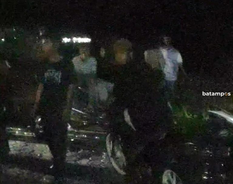 Sesama Remaja Wanita Baku Hantam di Area Masjid Agung Tarempa