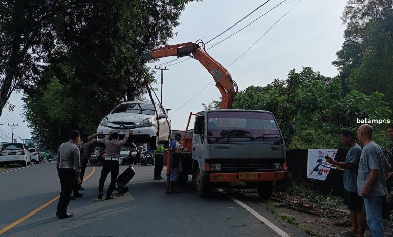  Mobil Brio Tabrak Tunggul Pohon dan Terbalik di Jalan Ahmad Yani