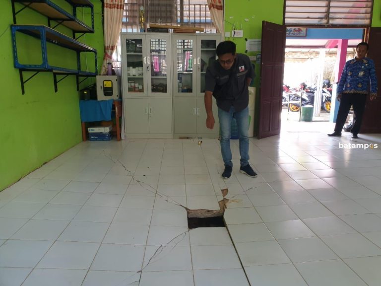 Berdiri di Atas Saluran Air, Lantai Majelis Guru SMP Negeri 5 Siantan Selatan Amblas