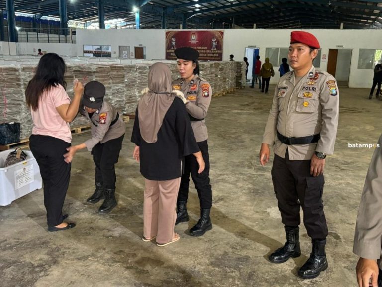 Petugas Pelipat Surat Suara di Batam Diperiksa Ketat