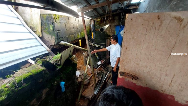 Satu Rumah Warga di Bintan Nyaris Terkena Reruntuhan Tanah Longsor Akibat Batu Miring Roboh