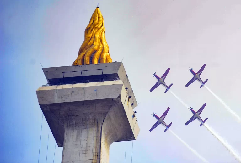 Acara Puncak HUT ke-79 TNI Dibuka dengan Demonstrasi Udara Rajawali Flight