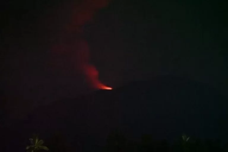 Gunung Ibu Erupsi Lagi, Dilarang Beraktivitas Dalam Radius 4 Km