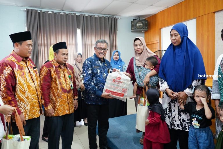 Pemko Batam dan Baznas Salurkan 150 Paket Sembako untuk Melawan Stunting
