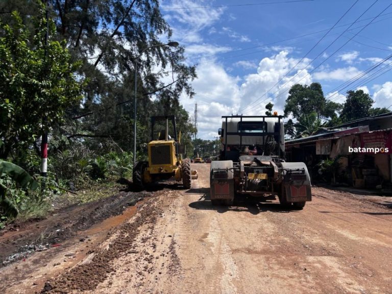 Cegah Kecelakaan, Jalan Berlubang Menuju Pelabuhan Sagulung Ditimbun