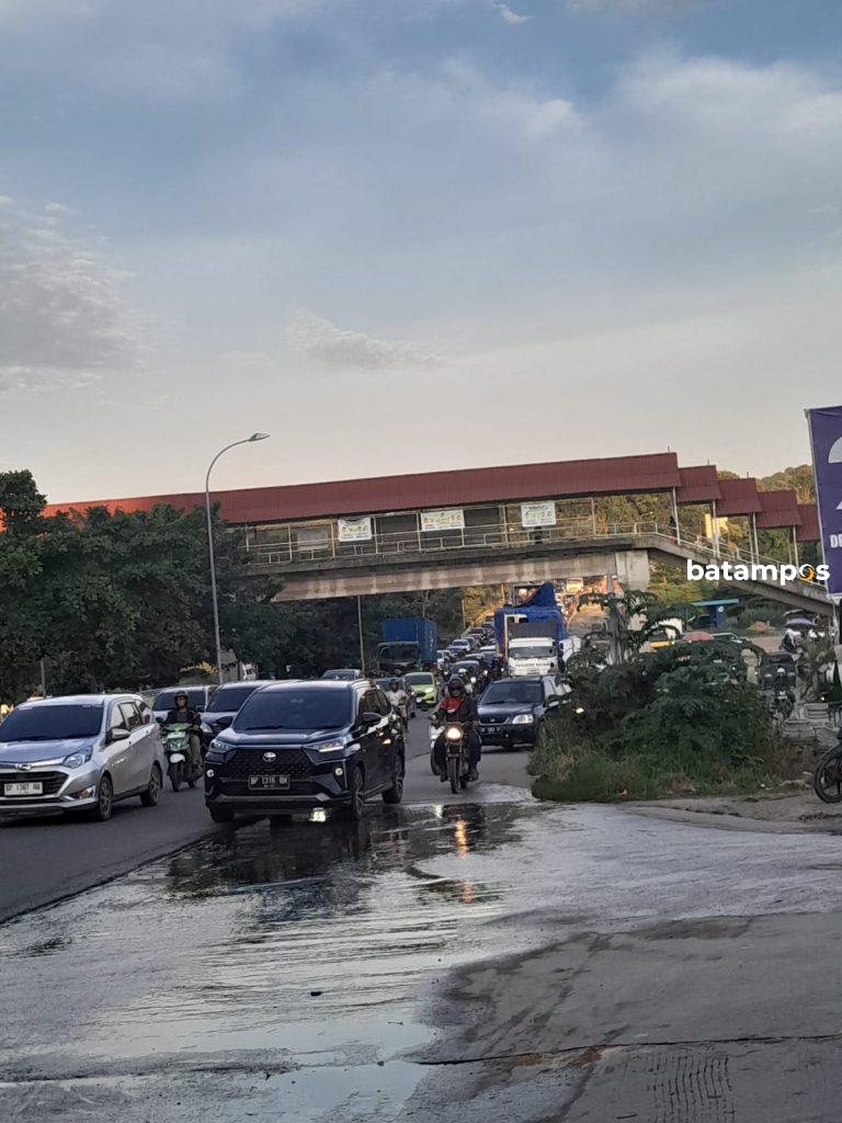 Truk Trailer Pengangkut Alat Berat Tersangkut di Jembatan Penyeberangan Tiban Kampung