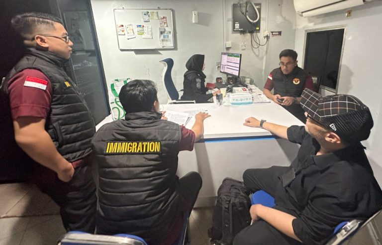 Imigrasi Deportasi 2 WN Singapura dari Batam, Ini Kasusnya