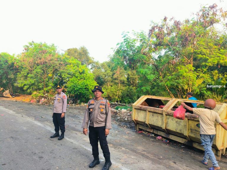 Turunkan Alat Berat, Polsek Tebing Bersihkan Tumpukan Sampah