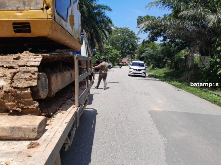Truk Pengangkut Ekskavator Tabrak Kabel Internet di Sekupang, Akses Internet Warga Terputus