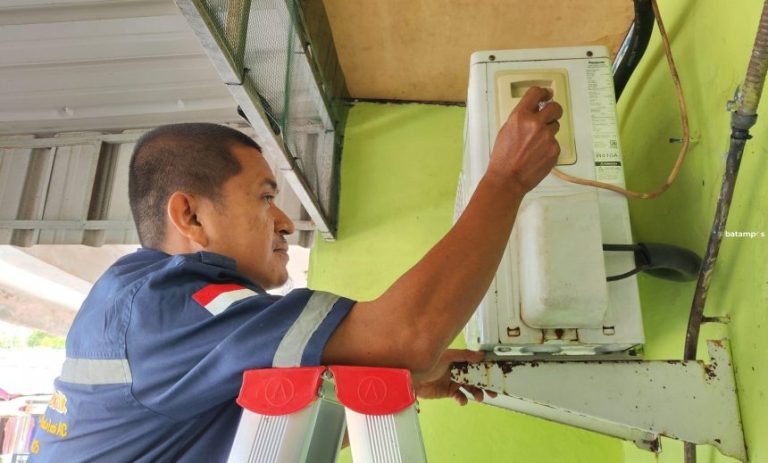 Tukang Servis AC Panggilan, Profesi yang Tetap Dibutuhkan di Era Modern