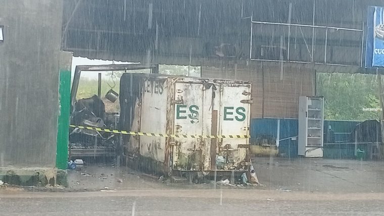 Korsleting, Tempat Penyimpanan Es Kristal Meledak dan Terbakar