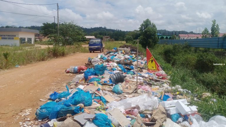 Tumpukan Sampah Mempersempit Ruas Jalan Pemukiman di Marina