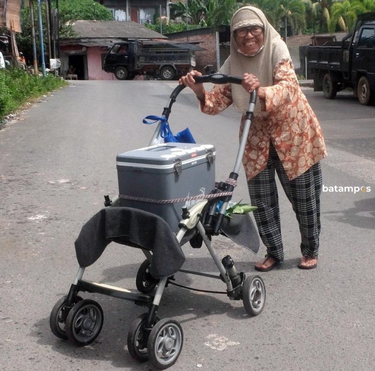Kisah Inspiratif Saniar, Nenek Berusia 82 Tahun yang Menjadi Pekerja Keras