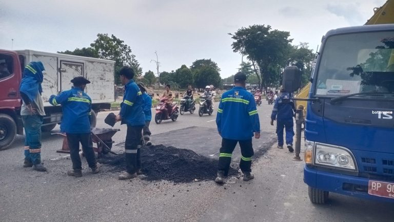 Jalan Rusak Akibat Genangan Air Mulai Diperbaiki