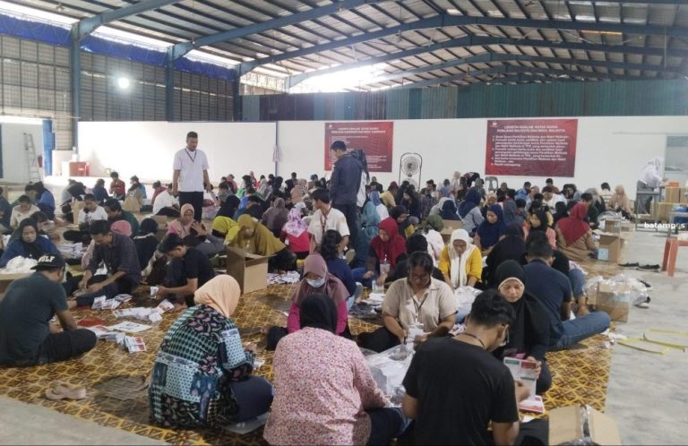 Proses Sortir dan Pelipatan Surat Suara Pilkada 2024 di Batam Dimulai