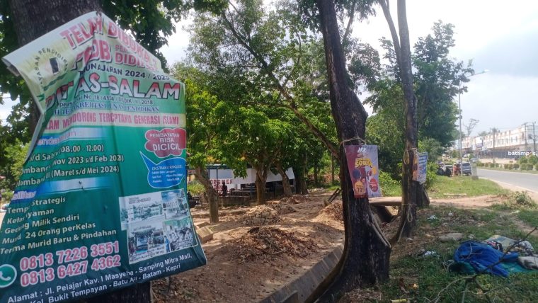 Ditempel Pakai Paku, Plakat Promosi Rusak Pohon di Pinggir Jalan