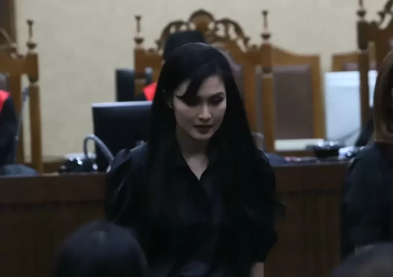 Sambil Menangis di Hadapan Hakim, Sandra Dewi Akui Bohongi Anaknya Sebut Harvey Moeis Sedang Jalani Wajib Militer