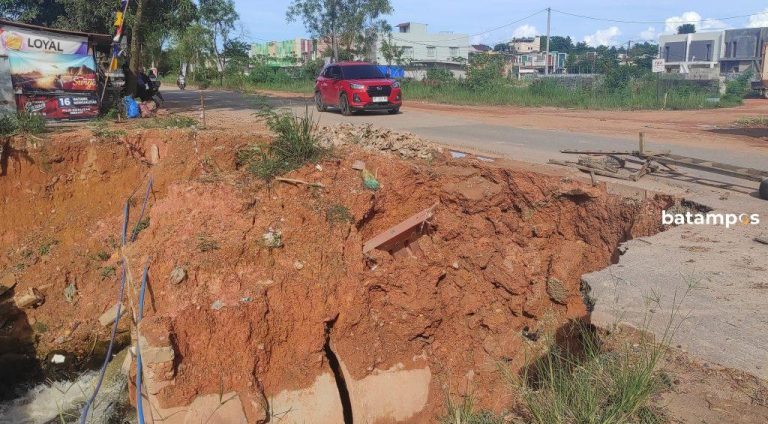 Tak Kunjung Diperbaiki, Jalan Depan RS Bhayangkara Kembali Amblas, Pengendara Bertaruh Nyawa