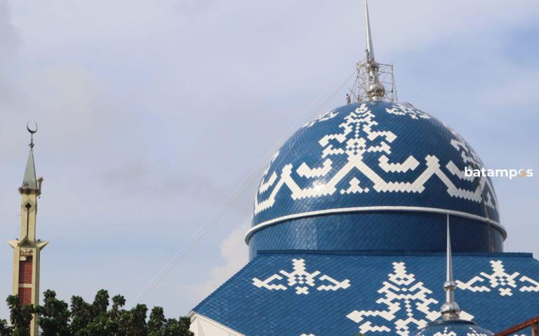 Masjid Agung Raja Hamidah Kembali Dibuka untuk Ibadah, Perbaikan Penangkal Petir Masih Berlangsung