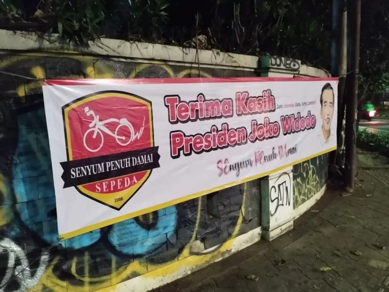 Relawan Sepeda Pasang Spanduk Terima Kasih Jokowi Jelang Pensiun sebagai Presiden RI
