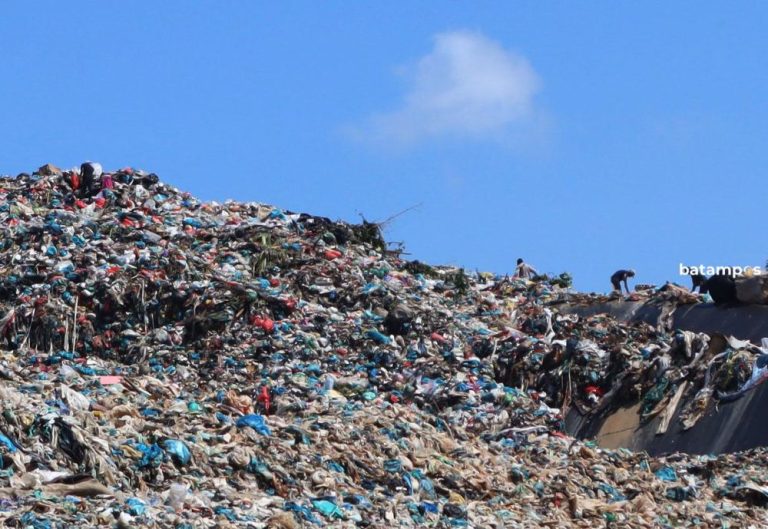 Gunung Sampah Setinggi 50 Meter di Batam