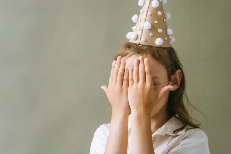 Tips Bantu Anak Pemalu Jadi Percaya Diri