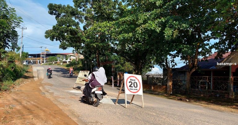 Jalan Gelap, Staf Laundry RSJKO EHD Terjatuh di Lokasi Perbaikan Jalan Rusak di Bintan