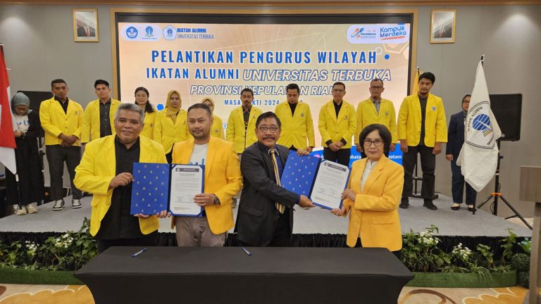 Sekjen Ikatan Alumni Universitas Terbuka Melantik Pengurus Wilayah Ikatan Alumni Universitas Terbuka Batam