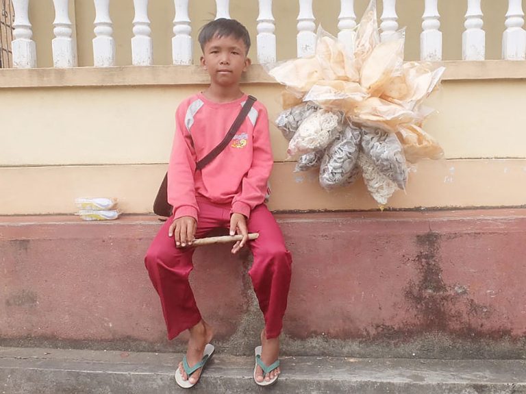 Perjuangan Anak Yatim, Muhammad Rizki, Mencari Biaya Hidup