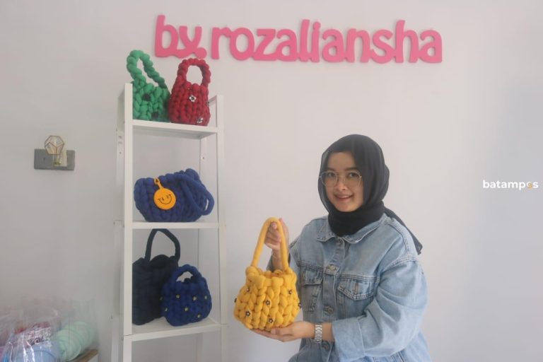 Mengintip Rumah Produksi Kerajinan Tangan Chunky Bag di Tanjungpinang, Kreatif dengan Mengandalkan Ketelitian dan Keterampilan Hand Knitting