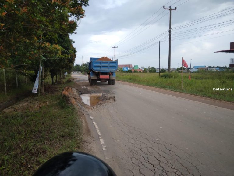 Aktivitas Proyek Pematangan Lahan Selama Musim Hujan Memperburuk Kerusakan Jalan S Parman
