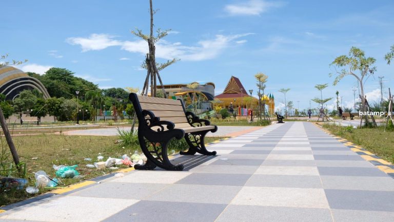 Ternyata di Taman Gurindam 12 Tak Ada Tong Sampah