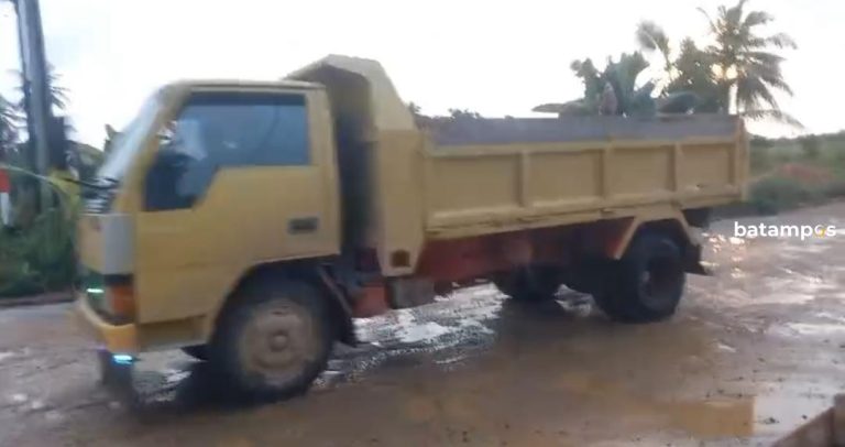 Kotori Jalan, Warga Kembali Pergoki Truk Pengangkut Pasir Basah di daerah Kawal, Bintan