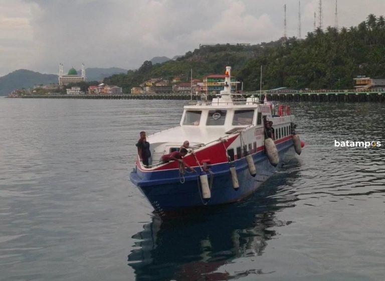 Ferry Tak Beroperasi, Penumpang Pesawat Keteteran di Letung