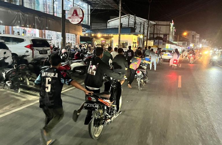 Terjaring Razia, Belasan Pelajar di Tanjunguban, Bintan Dihukum Dorong Motor