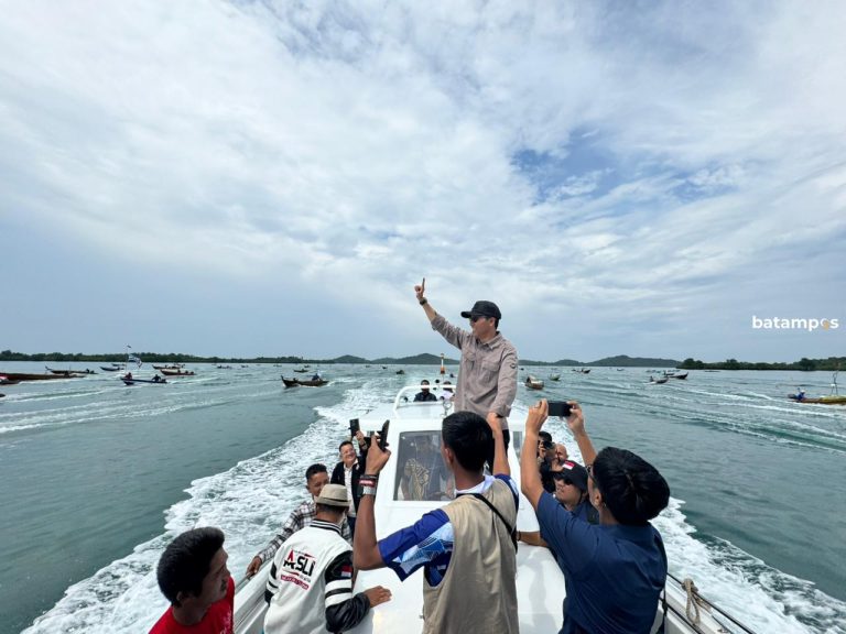 Disambut Konvoi Boat Pancung di Pulau Terong, Amsakar Terharu: Saya Makin Bersemangat Mengabdi untuk Masyarakat