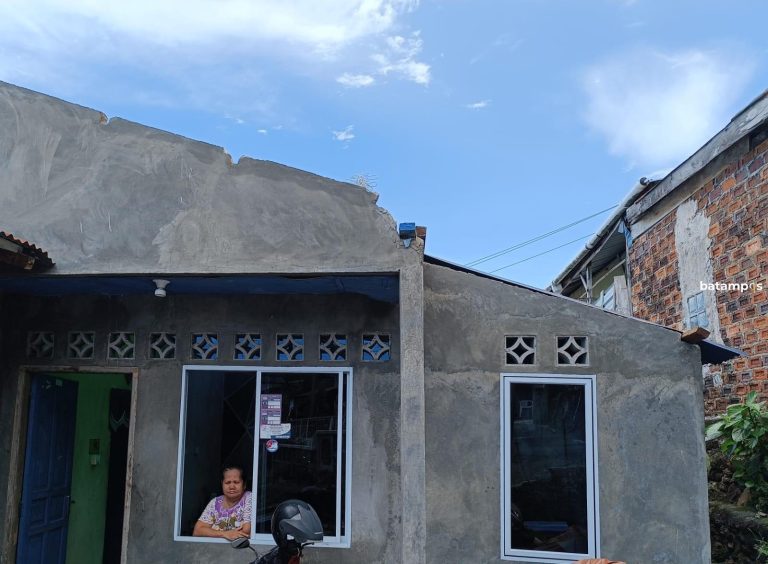 Korban Angin Kencang Menanti Bantuan,  2 Pekan Tinggal di Rumah Ditutupi Terpal