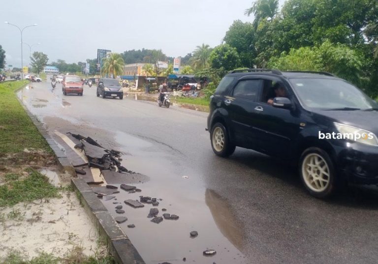 Musim Hujan Perparah Kerusakan Jalan di Batuaji