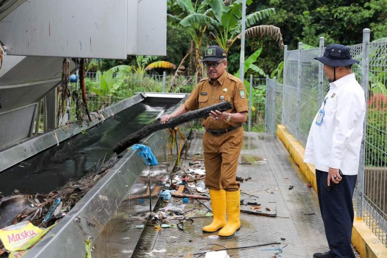 Sidak Banjir, Jefridin  Temukan Banyak Drainase Tersumbat Sampah