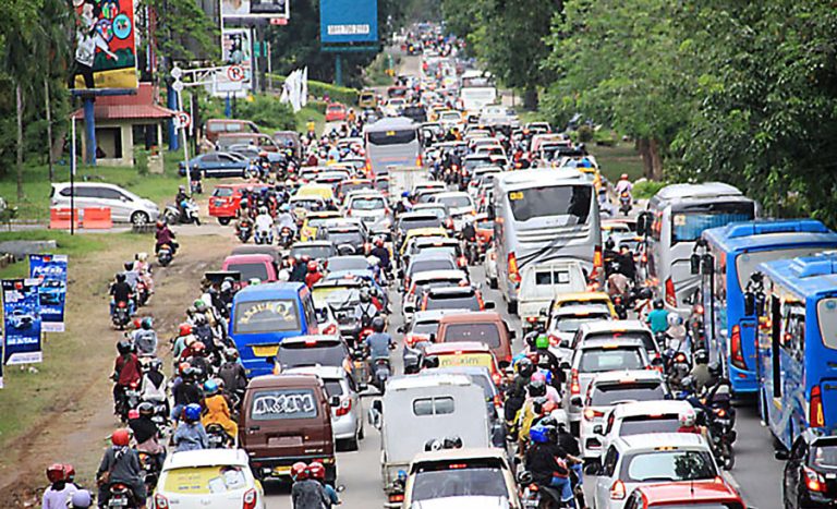 Kurang Lebar dan Tak Ada Jalur Alternatif, Jalan Ahmad Yani Kerap Merepotkan Pengendara karena Macet