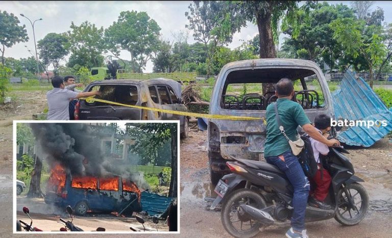 Mini Bus dan Avanza Hangus Terbakar di Depan Pasar Fanindo Batuaji