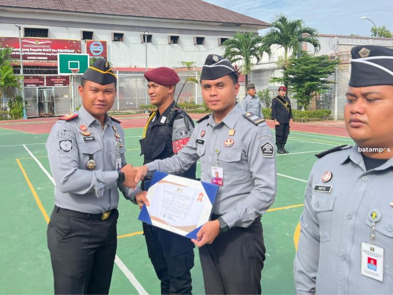 Disiplin dan Loyalitas, Empat Pegawai Rutan Terima Penghargaan