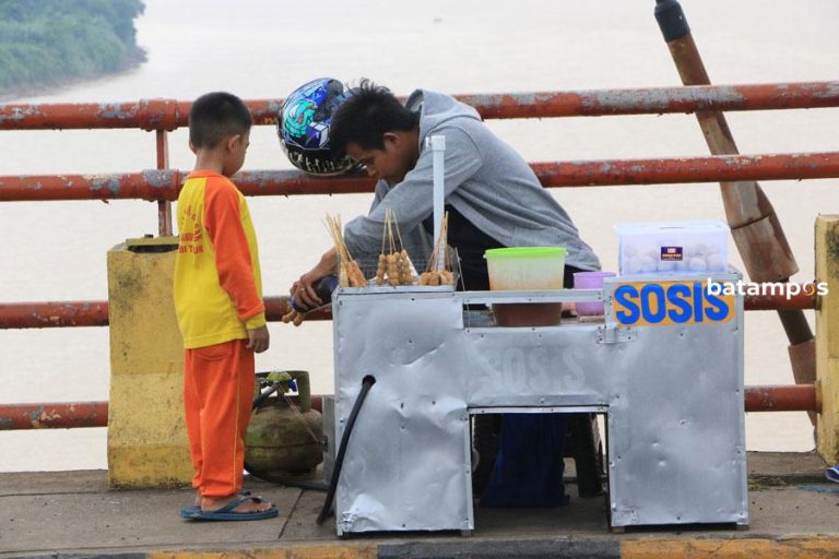 Gas LPG Pertamina Bersubsidi bagi Penjual Sosis Goreng