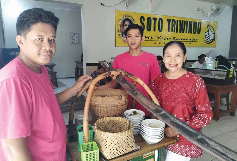Soto Triwindu, Warung Legendaris, Menu Favorit Soto Daging, Paru, Plus Tempe Garit