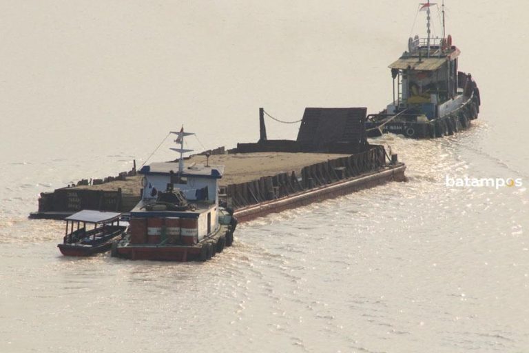 Dilumasi Oli Pertamina, Tug Boat Menarik Pasir di Sungai Batang Hari